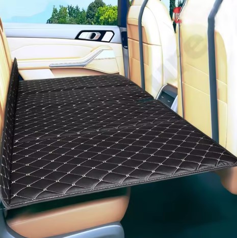 Matelas pliable sur le siège arrière de la voiture